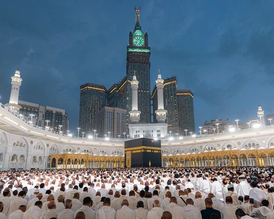 Padatnya Jamaah Haji, Bagaimana Hukum Bersentuhan dengan Bukan Mahram?