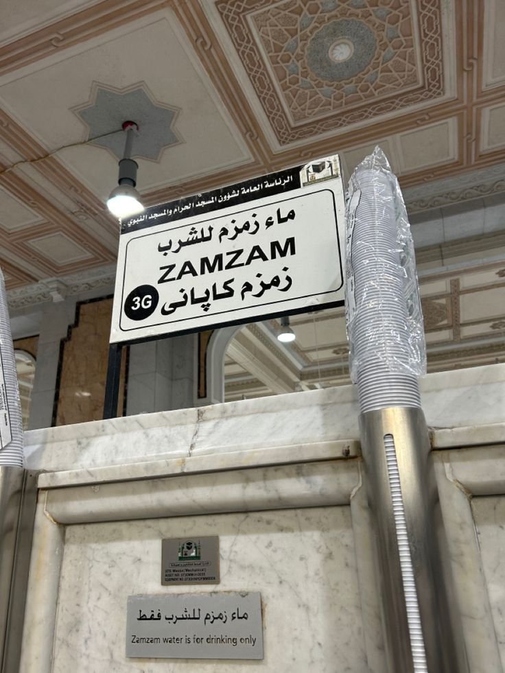 Air Zamzam: Sejarah, Keutamaan, dan Adab Meminumnya